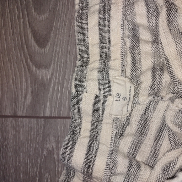 ANTHROPOLOGIE t.la relaxed fit shorts - Picture 4 of 6